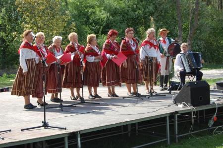 12 i zawodowe zespoły rozrywkowe. Na zaproszenie dyrektora ECKiW pana Stanisława Podymskiego gościł tam również zespół SADOWIANKI.