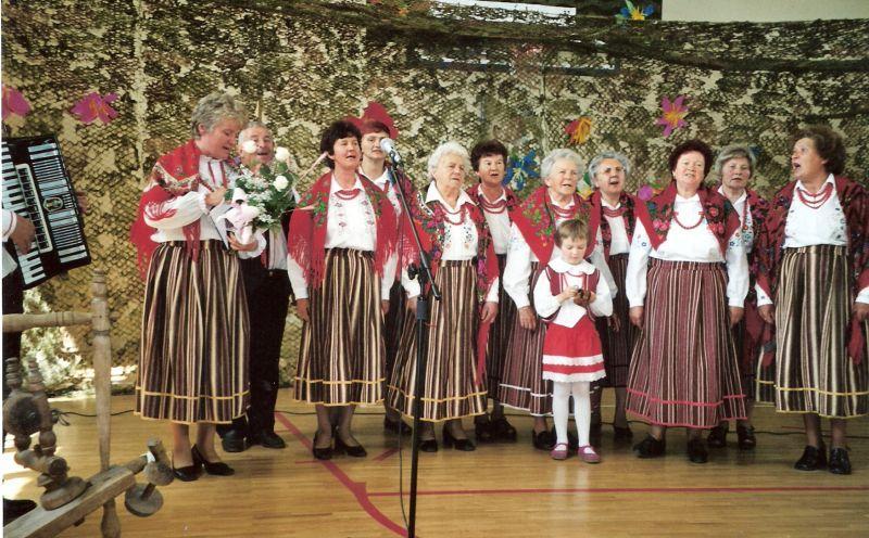 4 Na zdjęciu widzimy małą Ulę Nowakowską, która stoi przed babcią p. Genią Sych.