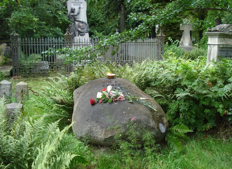 Potem odwiedziliśmy grób Edwarda Jurgensa także ze zniczem i różami: białą i czerwoną (zob. fotografia).