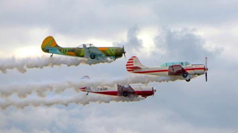 sympatyczny niemiecki pilot uprawia latanie akrobacyjne hobbystycznie.