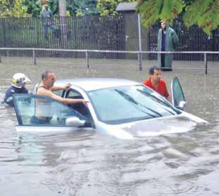 Furtuna a provocat haos general la Timişoara TIMIŞOARA. O puternică furtună s-a abătut, ieri dupăamiază, asupra oraşului.