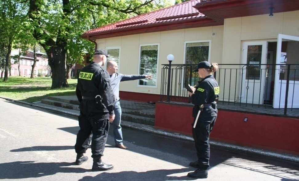 Fot. 3. Rozpytanie świadków i notowanie w notatniku słuŝbowym poczynionych ustaleń 3.