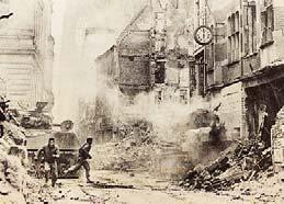 Początek słynnego starcia na ulicach Kolonii czołowy Sherman z amerykańskiej kolumny został trafiony pociskiem samotnej, pozornie porzuconej Pantery.