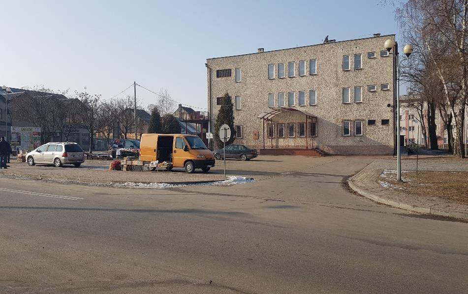 Fotografia 5 Plac Targowy zlokalizowany na terenie Rynku z Ćmielowie Źródło: InicjatywaLokalna.