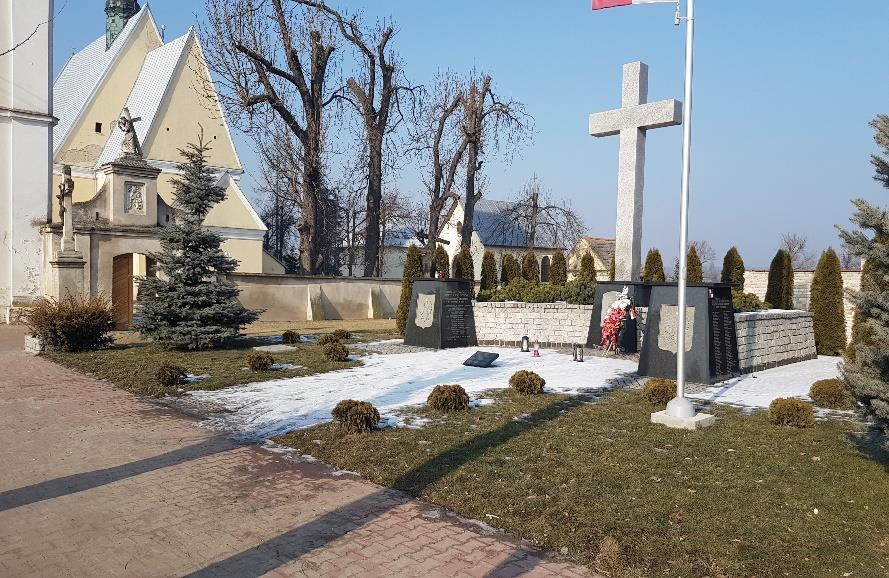 Fotografia 17 Zagospodarowany teren przy Kościele parafialnym pw. Wniebowzięcia NMP w Ćmielowie Źródło: InicjatywaLokalna.pl Fotografia 18 Niezagospodarowany teren przy Kościele parafialnym pw.