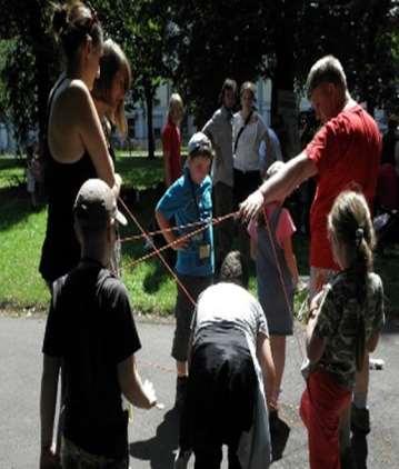 B1) PAJĘCZYNA Pająk łapie muchy w sieć. Nie dotykaj lepi się. Raz, dwa, trzy! Zasady: Dwóch uczestników stoi w odległości ok.