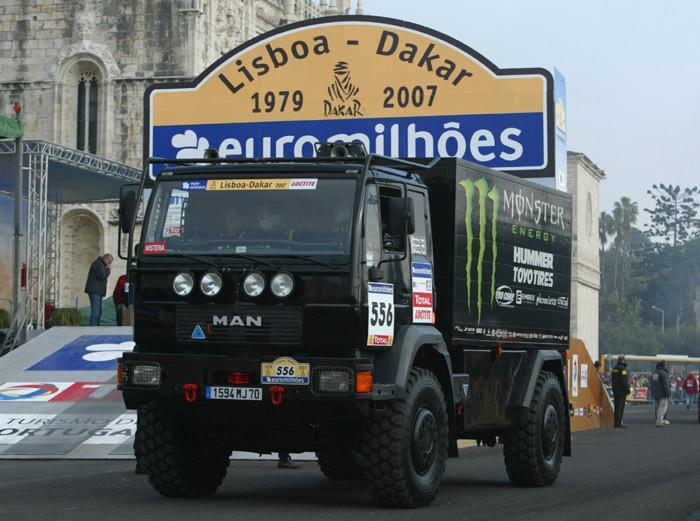 +2001 oznaczony ostateczny czas, że rajd będzie używanie znajomy trasę Paryż-Dakar, i był znany z Mitsubishi Jutta Kleinschmidt stając się pierwszą kobietą, która wygrała rajd.