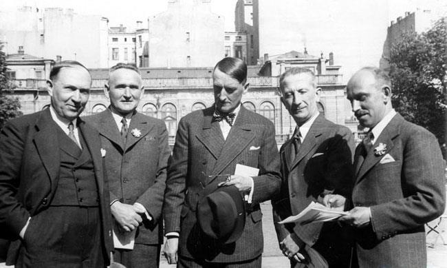 Orędownikiem hodowli kotów był przede wszystkim profesor Maurycy Cyryl Trybulski (1883-1944), prezes Związku Hodowców Zwierząt Futerkowych.