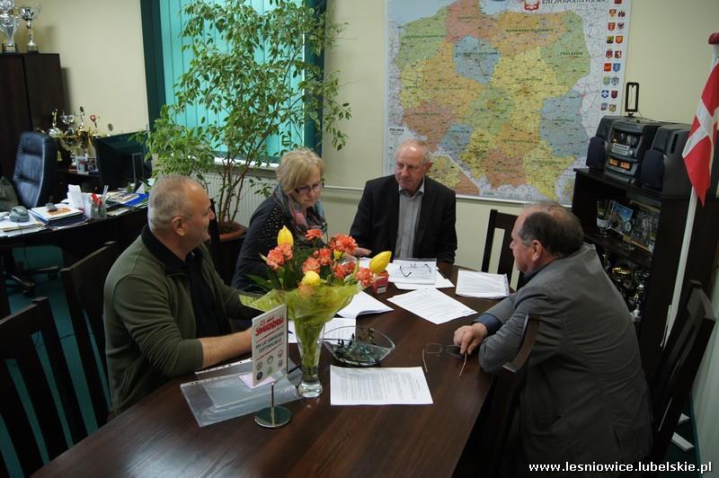 Podpisanie umów na modernizację dróg w Sarniaku i w Majdanie Leśniowskim W dniach 22 i 25 maja 2015 r.