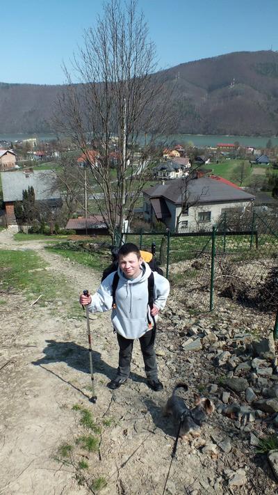 góry. Po kilkunastu minutach podchodzenia otworzy się za nami malownicza panorama na dolinę Międzybrodzką, z sztucznym