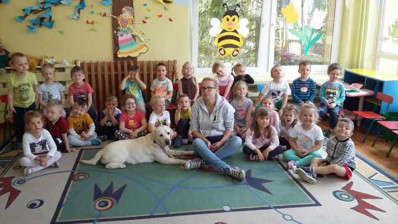 Rola psa w terapii TRZY NAJWAŻNIEJSZE ZALETY Pies dostarcza dziecku wielu doznań zmysłowych. Zaspokaja potrzebę bezpieczeństwa i relaksu. Dziecko doświadcza w kontakcie z psem pozytywnych emocji.