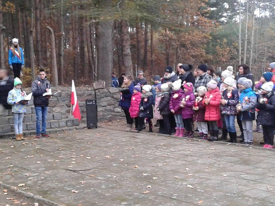 Jak co roku został przedstawiony krótki program artystyczny, który pozwolił nam choć na krótką chwilę przenieść się w smutne, ciężkie dla Polaków czasy.