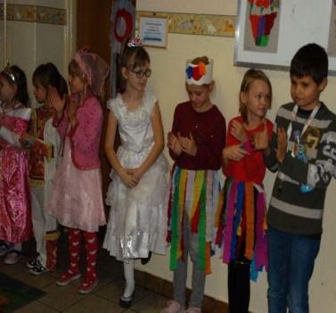 Dnia 09 listopada nasza szkoła zamieniła się w bajkową krainę. Tego dnia z inicjatywy Samorządu Uczniowskie go kl. I-III obchodziliśmy Międzynarodowy Dzień Postaci z Bajek.