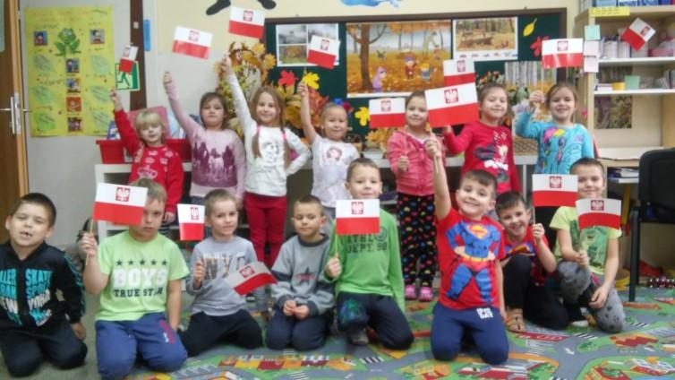 Po części artystycznej pani dyrektor wręczyła przedszkolakom pamiątkowe dyplomy oraz upominki.