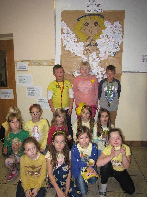 Również uczniowie Zespołu Edukacyjnego zorganizowali uroczysty apel, podczas którego w klasach IV- VI wyłoniono najżyczliwszą dziewczynę oraz najżyczliwszego chłopaka.