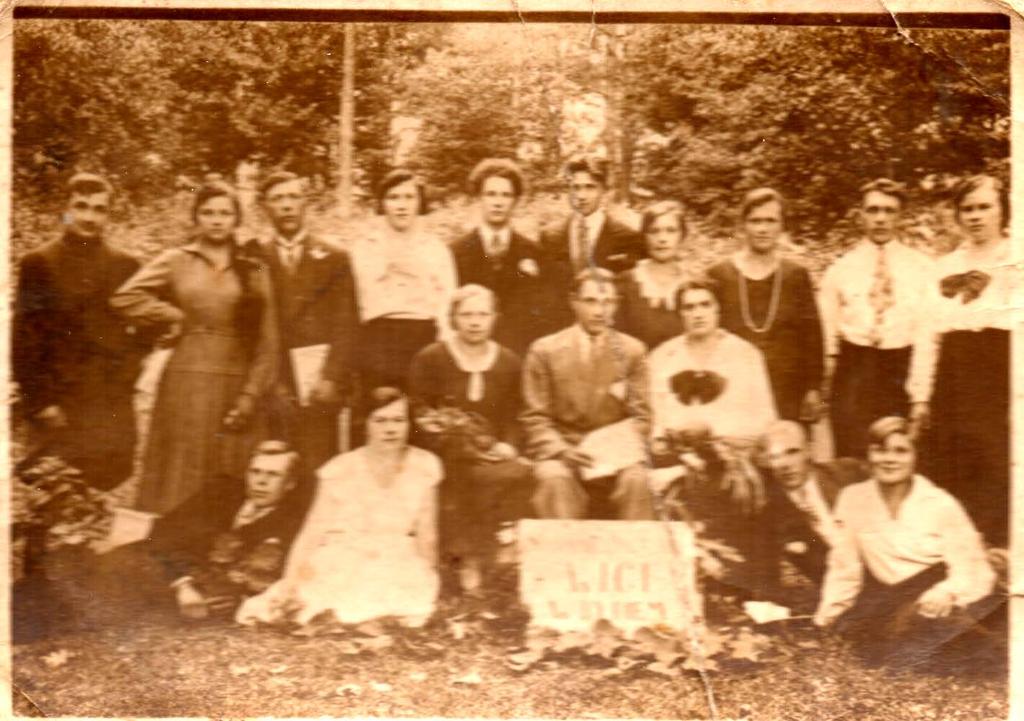 Fotografia Zarządu Wici we wsi Rybie. Nie znam nikogo na tej fotografii.