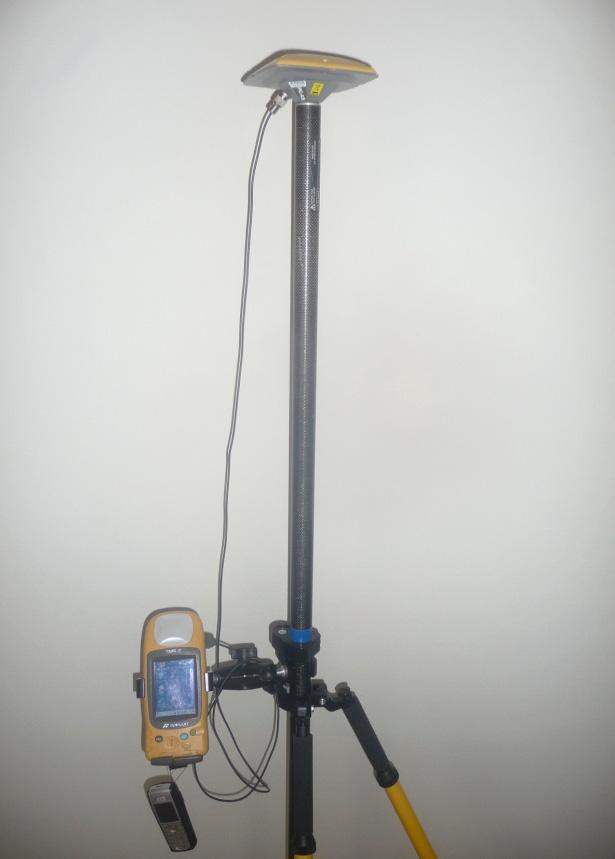 Testowanie przydatności... Rysunek 1. Zestaw pomiarowy Topcon GMS-2 z anteną zewnętrzną PG-A1 i modemem GSM Figure 1.