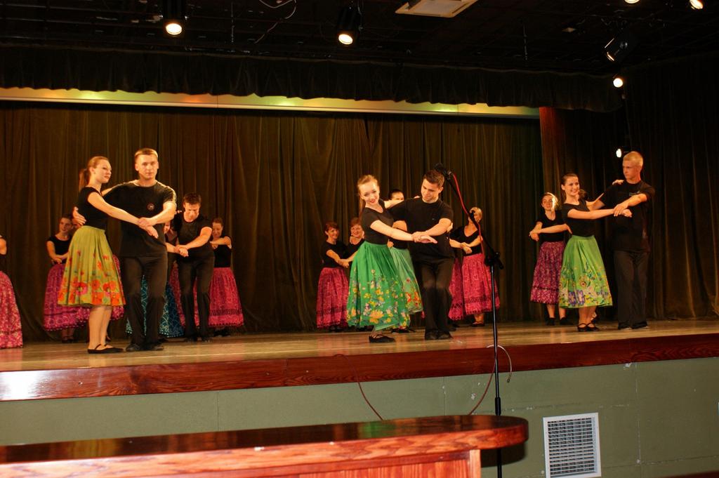 Lipiec Zespół Tańca Ludowego grupa młodzieżowa wystąpił na festynie ludowym Powitanie lata zorganizowanym przez Stowarzyszenie Rozwój Lokalny i