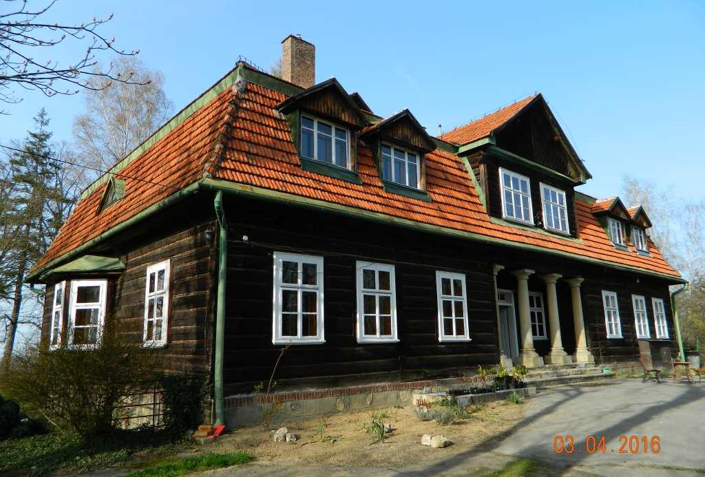 cennego zabytku architektury drewnianej, który powrócił w ręce potomków rodziny Feillów, prawowitych właścicieli.