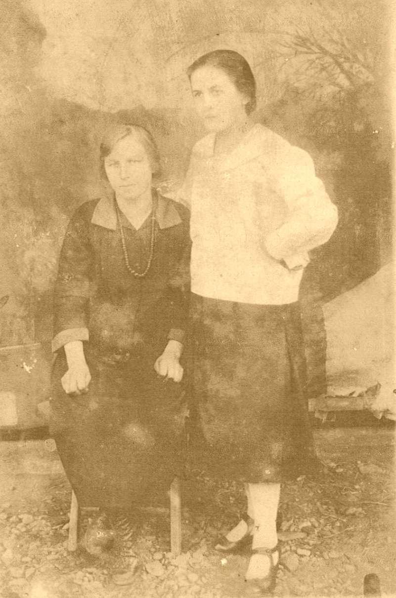 5 Fot. nr 2. Maria Kędryna po mężu Stawarz, dworska kucharka i pomoc w latach 20-tych. Tu z prawej na zdjęciu chyba z przełomu lat 20/30. Z lewej nieznana mi osoba. Fot. nr 3.