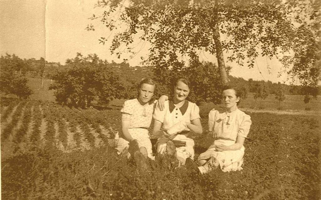 Zdjęcie gdzieś z początku lat 30-tych XX wieku, z widokiem na Klęczaną, zostało zapewne wykonane niedaleko domu rodzinnego Heleny, który stał w sąsiedztwie dworu, jakieś 150 metrów za skrętem za