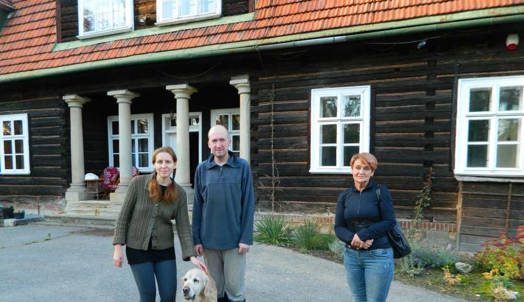 7 Fot. nr 4. Państwo Aneta i Krzysztof Tylowie w towarzystwie mojej żony (z prawej) podczas złożonej im wizyty w dniu 24.10.2016.