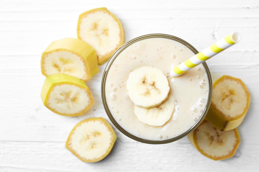 Nutrisslim 1. Pokrojonego banana razem z pomarańczą zblenduj. 2. Zalej mlekiem lub wodą i jogurtem. Jeszcze raz wymieszaj. 3. Jeśli smoothie jest za mało słodki, dodaj miodu.