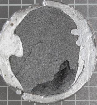 mikroskopowe nienasycenie osnową ze stopu aluminium pomiędzy włóknami węglowymi (fot. SEM) b.