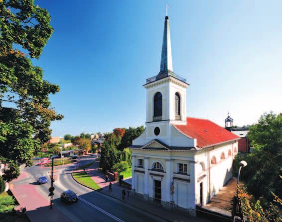 Kościół parafialny p.w. św. Michała Archanioła (Niepokalanego Poczęcia Najświętszej Panny Marii, św. Stanisława bpa i Apolonii) zbudowany został w 1792 r. w stylu klasycystycznym.