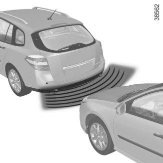 POMOC PRZY PARKOWANIU (1/4) Zasada działania Czujniki ultradźwiękowe zamontowane, zależnie od wersji pojazdu, w zderzakach przednim i/lub tylnym pojazdu, mierzą odległość między pojazdem i przeszkodą.