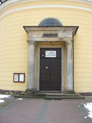 Obecny kościół powstał z rozbudowy kaplicy na planie elipsy, ufundowanej przez ówczesnego właściciela Jasieńca Tadeusz Matuszewicza herbu Łabędź w 1821 roku Projekt powiększenia kaplicy wykonał inż.