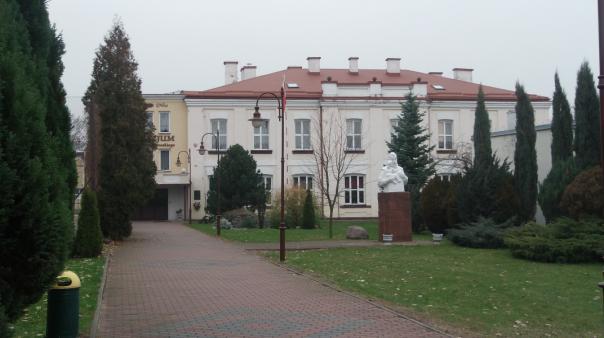 Architektura budynków nawiązywała do dawnego budownictwa dworkowego poprzez realizację ganku filarowego oraz dachu naczółkowego. Przy ul.