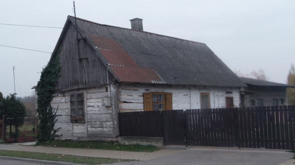 snycerskie zwieńczenia nadokienne, fryz podokapowy, okiennice. Budynek w Męciszowie nr 40 również posiada dekorację snycerską i okiennice. Dom przy ul. Słowackiego 28 Dom przy ul.