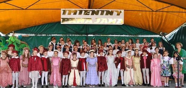Na proces utożsamiania mieszkańców z kulturą regionu mają także duży wpływ, organizowane przez lokalny samorząd i podległe im instytucje, imprezy o charakterze