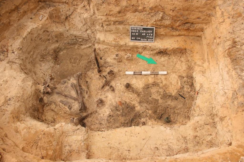 W dniu 20.03.2017 odkryty został w miejscu odsłoniętym pod planowane miejsce składowania piasku obiekt nieruchomy, w którym w jego stropie w dniu 28.03.2017 r.
