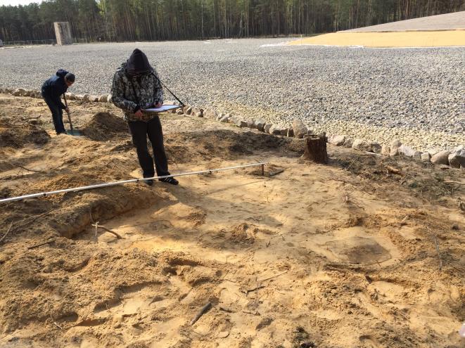Po usunięciu hałdy ze szczątkami ludzkimi dniach 18-19.04.2017 roku przeprowadzone zostały ratownicze badania wykopaliskowe w miejscu przebiegu wschodniego ogrodzenia Lager III/obozu III (Fot. 6).