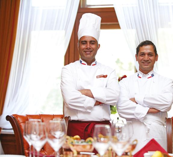 Restauracja Graf Oferujemy Państwu oryginalną kartę menu, pełną zaskakujących kompozycji smakowych i pięknie podanych niczym dzieła sztuki - kulinarnych propozycji.