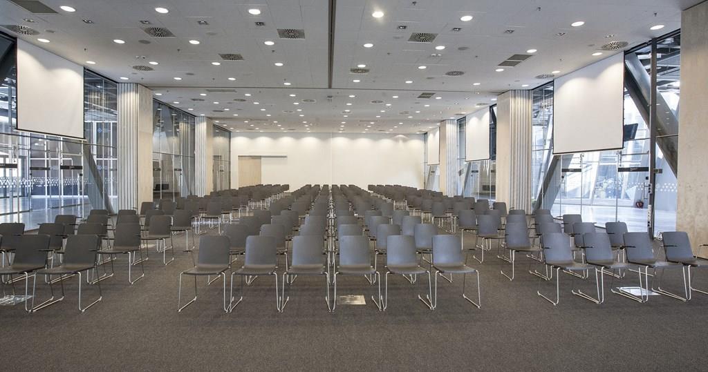 Sala konferencyjna lokalizacja: pierwsze piętro (wejście schodami lub windą) Sala konferencyjna ma powierzchnię 440 m 2 i w układzie kinowym pomieści 360 osób.