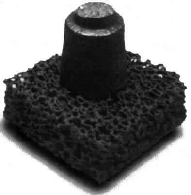 Służą temu piankowe filtry ceramiczne złączone trwale z kostką modyfikującą rys. 2 i rys. 3. Rys. 2. Filtr ceramiczny piankowy z kostką modyfikującą Fig. 2. Ceramic foam filter with modifying cube Rys.
