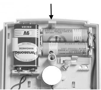 Możesz także użyć zapasowy bezpiecznik znajdujący się w specjalnym uchwycie w komorze baterii. 6.