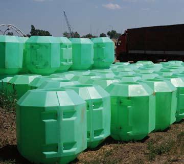 O pływakach Pływaki PE do rur i kabli w hydrotransporcie Pływaki produkowane są metodą rotomouldingu (formowania rotacyjnego w