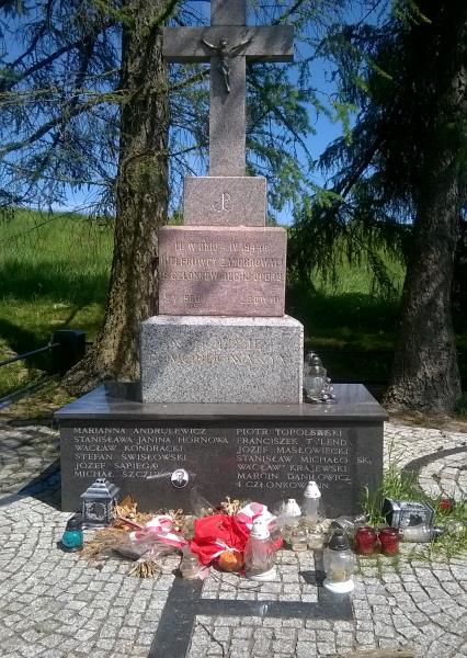 Krzywe; fot. u góry z prawej strony - zbiorowa mogiła grupy konspiracyjnej kpt.