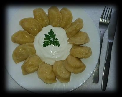 Farsz: ziemniaki ok. pół kilograma, twaróg 150 200 g, 1 niewielka cebula, masło do podsmażenia cebuli, sól i pieprz do smaku. Wykonanie: Obrać ziemniaki do farszu.