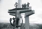 W dolną część monumentu wkomponowano płaskorzeźby, które przedstawiają alegorie pracy stoczniowca, solidarności narodowej oraz starć społeczeństwa z reżimem.