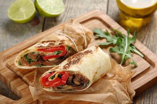 Wrap z łososiem z grzybami portobello 30 minut 4 osoby Łatwe wędzony łosoś - 150 gramów czerwona papryka - 2 sztuki Majonez Hellmann's Babuni - 4 łyżki placki tortilli - 4 sztuki rukola - 100 gramów