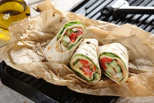 Kanapka wrap z warzywami 15 minut 2 osoby Łatwe placki tortilla - 2 sztuki papryka czerwona - 1 sztuka ogórek świeży - 0.