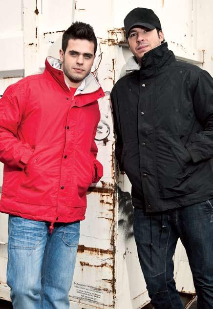100% poliester. Rozmiary: XS / S / M / L / XL / XXL Windbreaker. Side pockets.