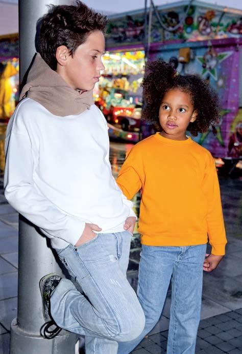 80% cotton - 20 % polyester Weight: 280 gsm. Sizes: 3-4 / 5-6 / 7-8 / 9-11 / 12-14 Bluza z polaru dla dzieci. Zapinana na zamek. Dwie zapinane kieszenie. Mikro polar z wykończeniem antypilingowym.
