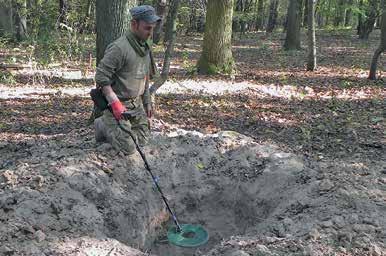 Pilski during excavation of a meteorite ~20 kg in weight (photo A. Muszyński).