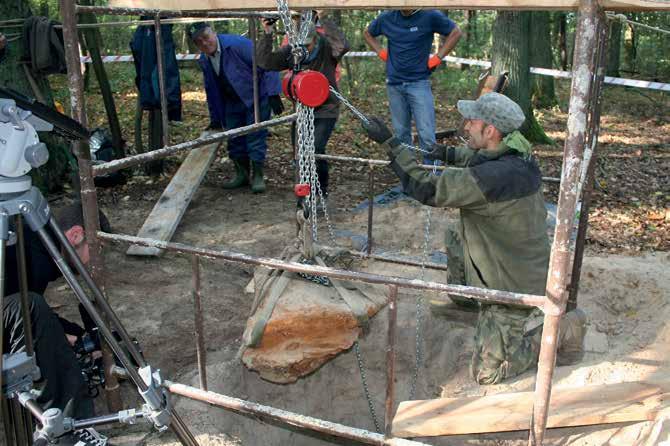 Ryc. 2. Wydobywanie nowego, rekordowego okazu meteorytu Morasko (fot. A. Muszyński) 